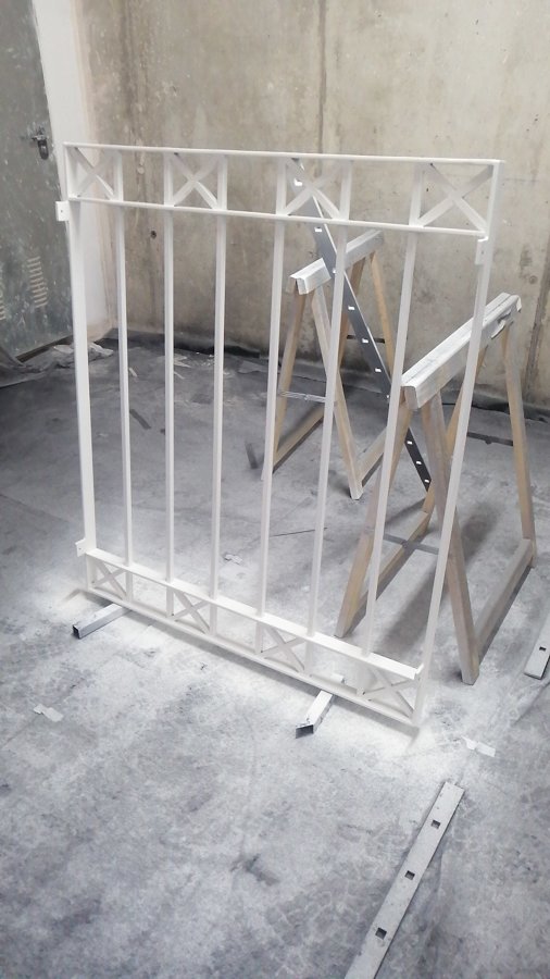 Contruccion y lacado reja.