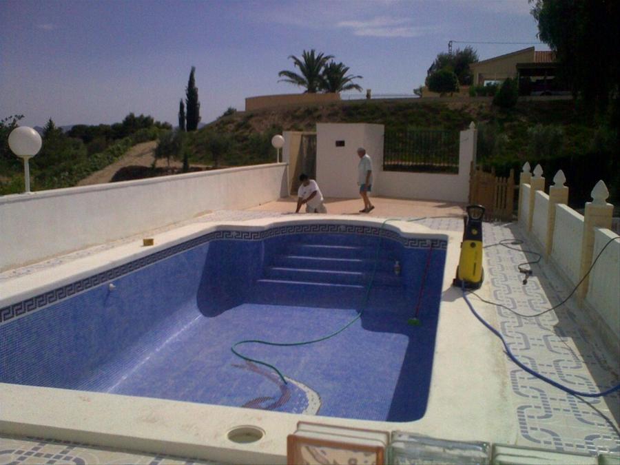 CORCHO PROYECTADO EN SUELO DE PISCINAS