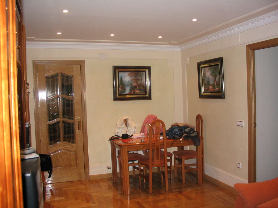 Cornisa, perfiles de escayola y estuco veneciano en un salon