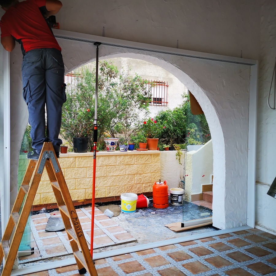 Corredera de cristal lateral.