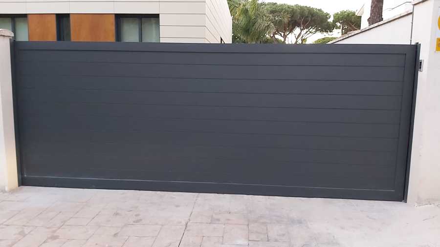 Corredera exterior con acabado en RAL 7016 texturado