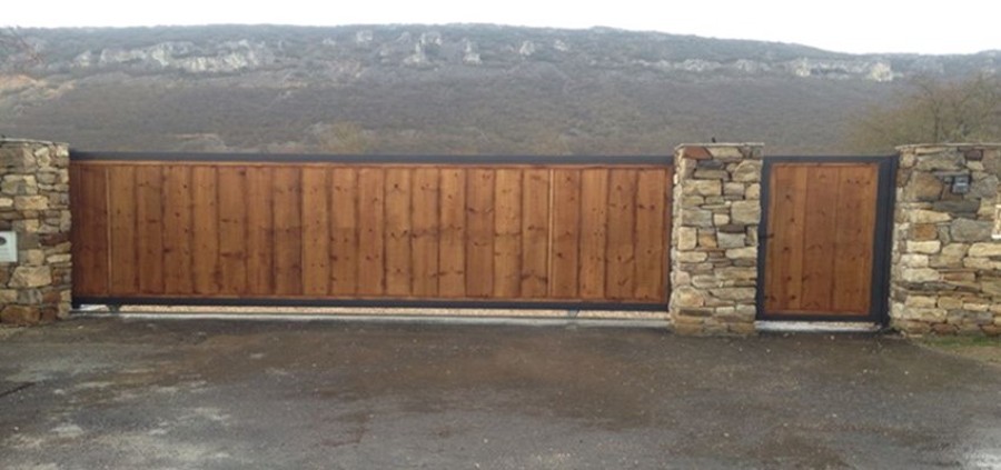 Corredera forrada con panel imitación madera