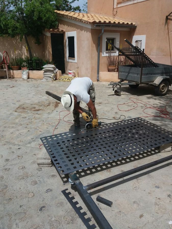 Corte de chapa perforada para su instalación.