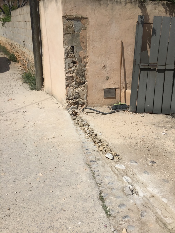 Corte en hormigas para realización de rail para puerta corredera.