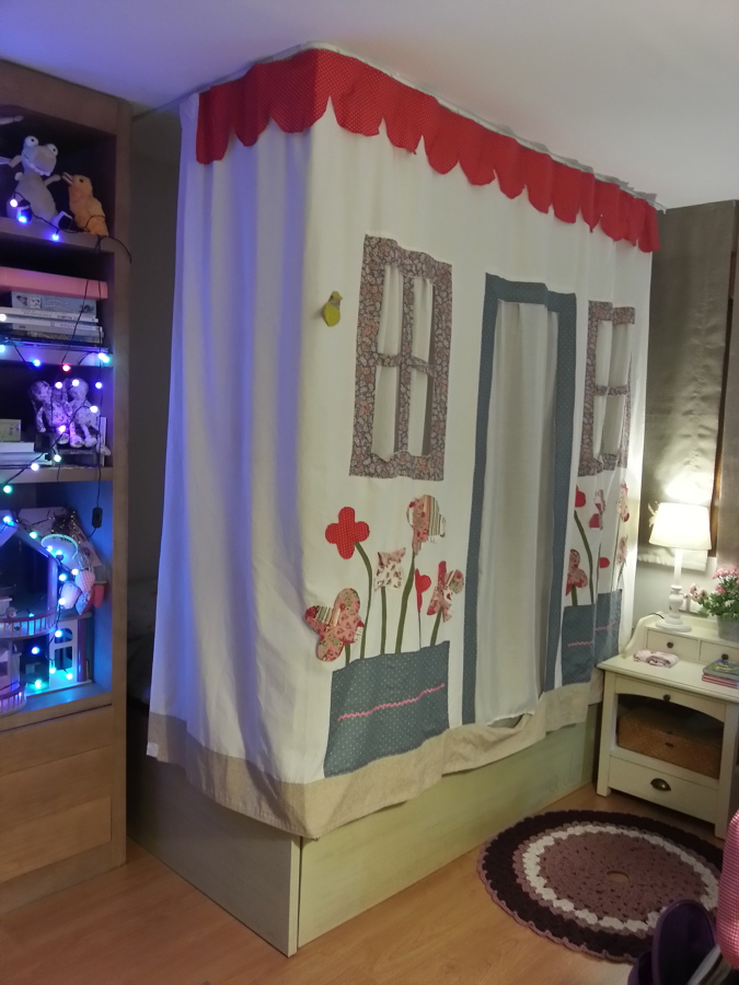 Cortina-casa en cama