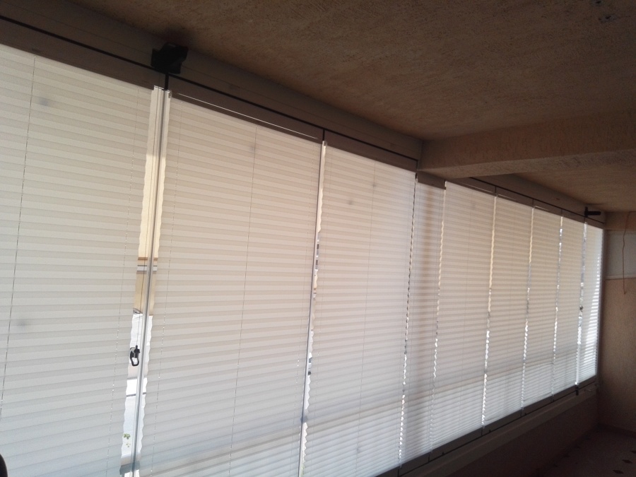 Cortina de cristal cerrada con stores