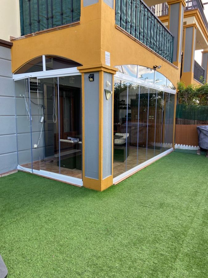 Cortina de cristal con estructura y fijos