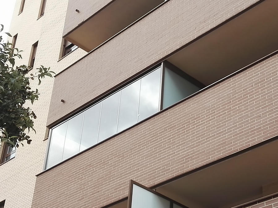 Cortina de cristal con mosquitera integrada