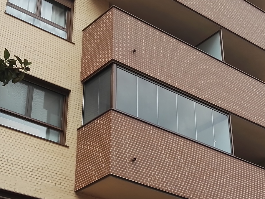 Cortina de cristal con mosquitera integrada