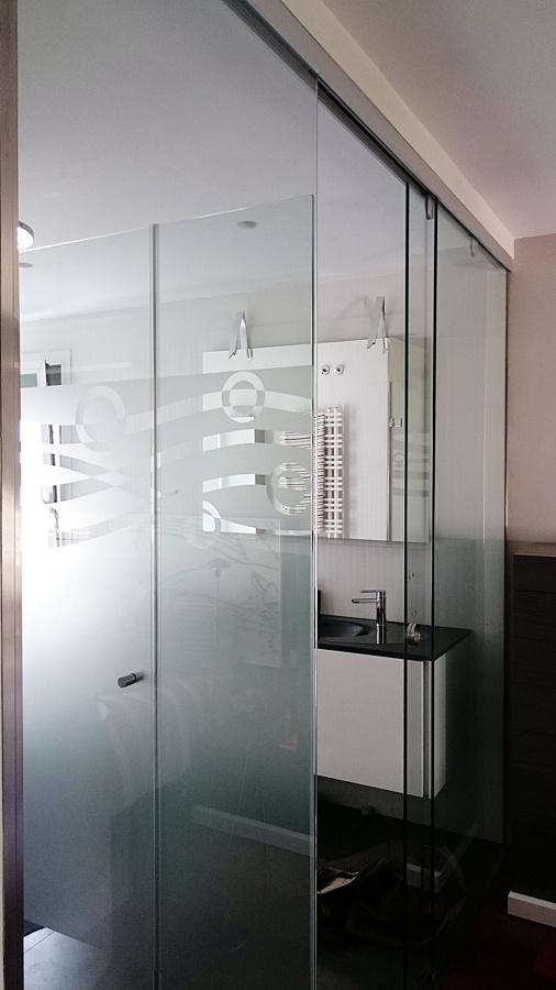 CORTINA DE CRISTAL DE ACCESO AL BAÑO 