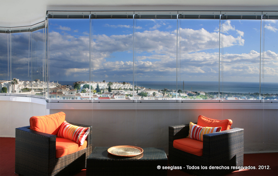 Cortina de cristal en terraza con vistas mar