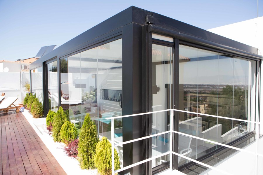 Cortina de cristal y pérgola bioclimática Kauma
