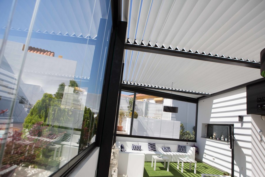Cortina de cristal y pérgola bioclimática Kauma