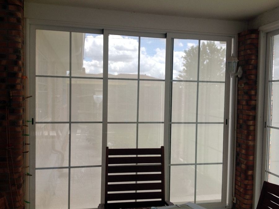 Cortina enrollable de Polyscreen 5% guiada exterior