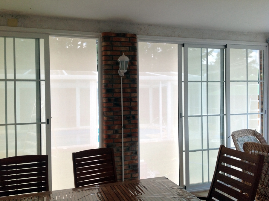 Cortina enrollable de Polyscreen 5% guiada exterior