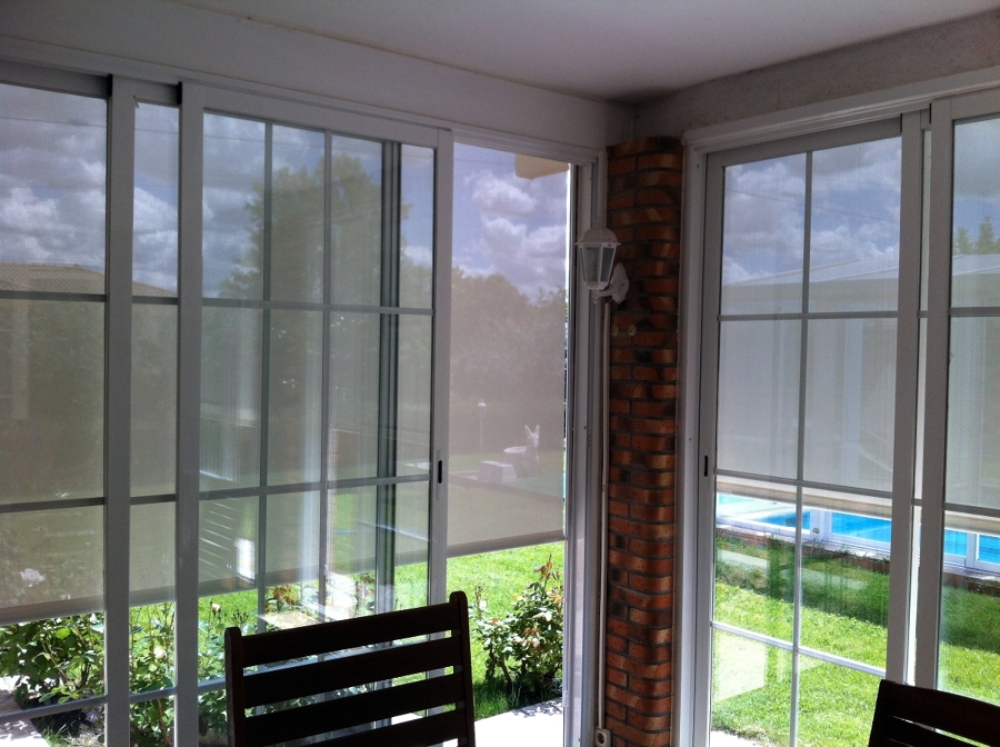 Cortina enrollable de Polyscreen 5% guiada exterior