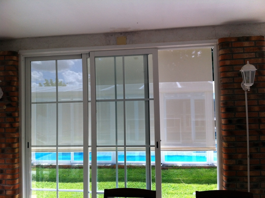 Cortina enrollable de Polyscreen 5% guiada exterior