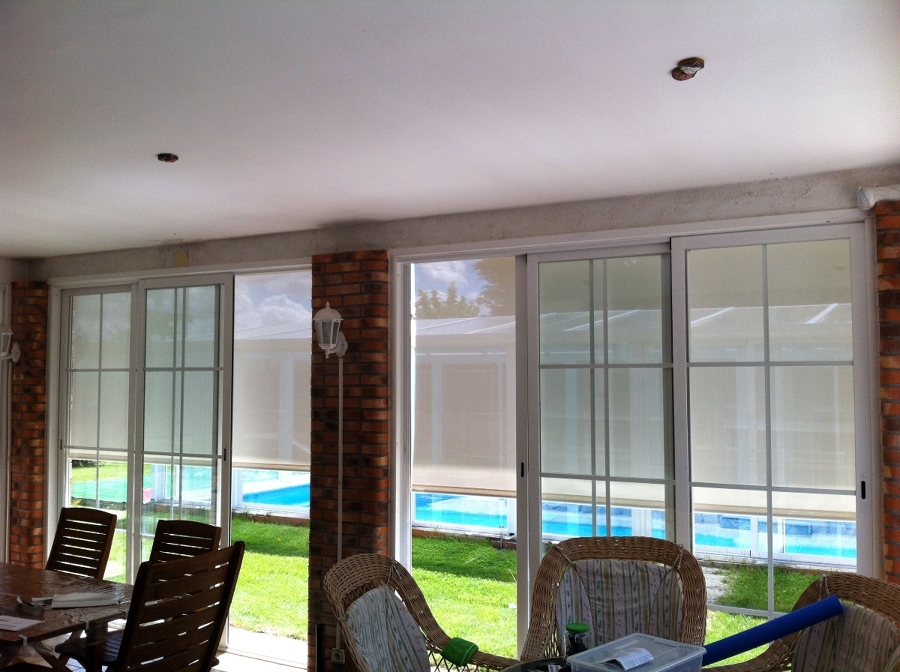 Cortina enrollable de Polyscreen 5% guiada exterior