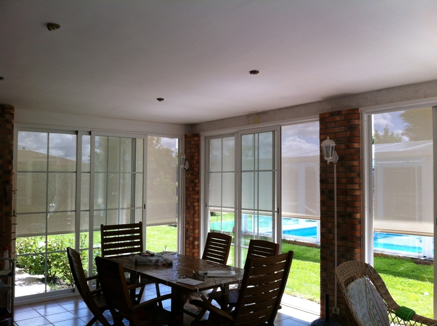 Cortina enrollable de Polyscreen 5% guiada exterior