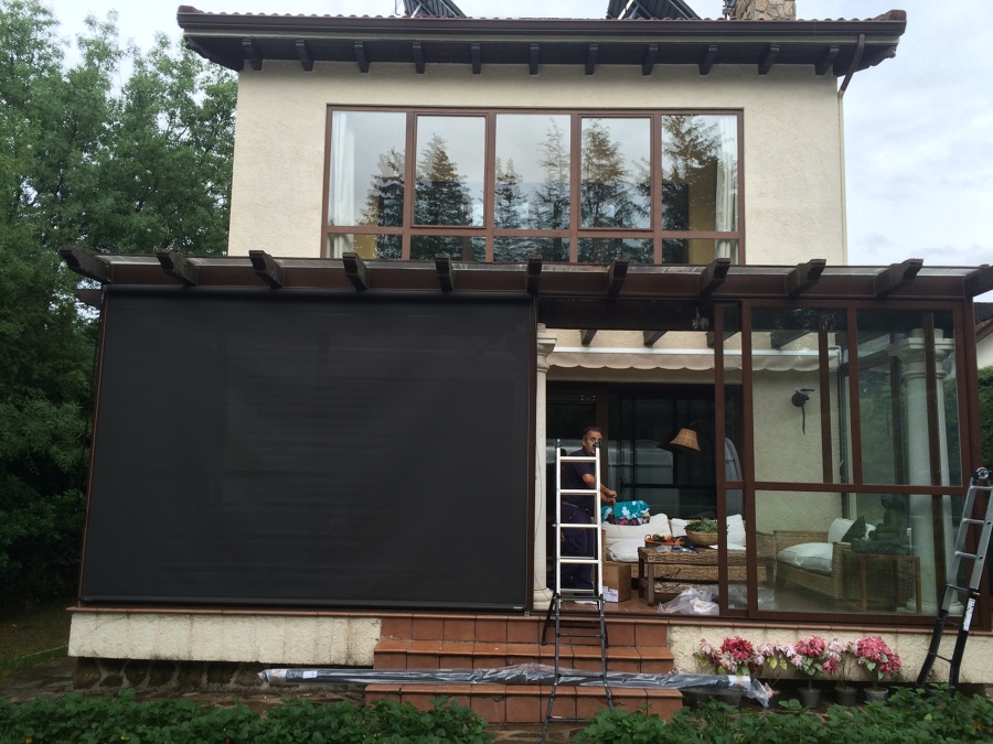 Cortinas enrollables exteriores guiadas con cable de acero 