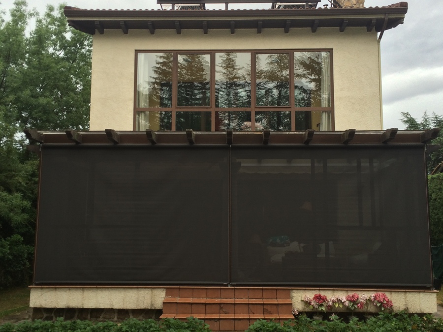 Cortinas enrollables exteriores guiadas con cable de acero 