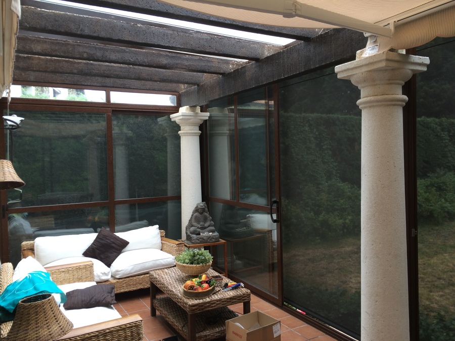 Cortinas enrollables exteriores guiadas con cable de acero 