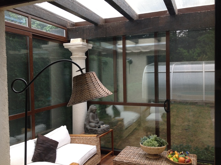 Cortinas enrollables exteriores guiadas con cable de acero 