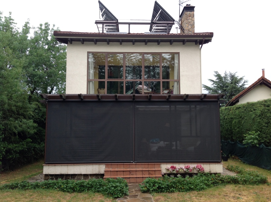 Cortinas enrollables exteriores guiadas con cable de acero 