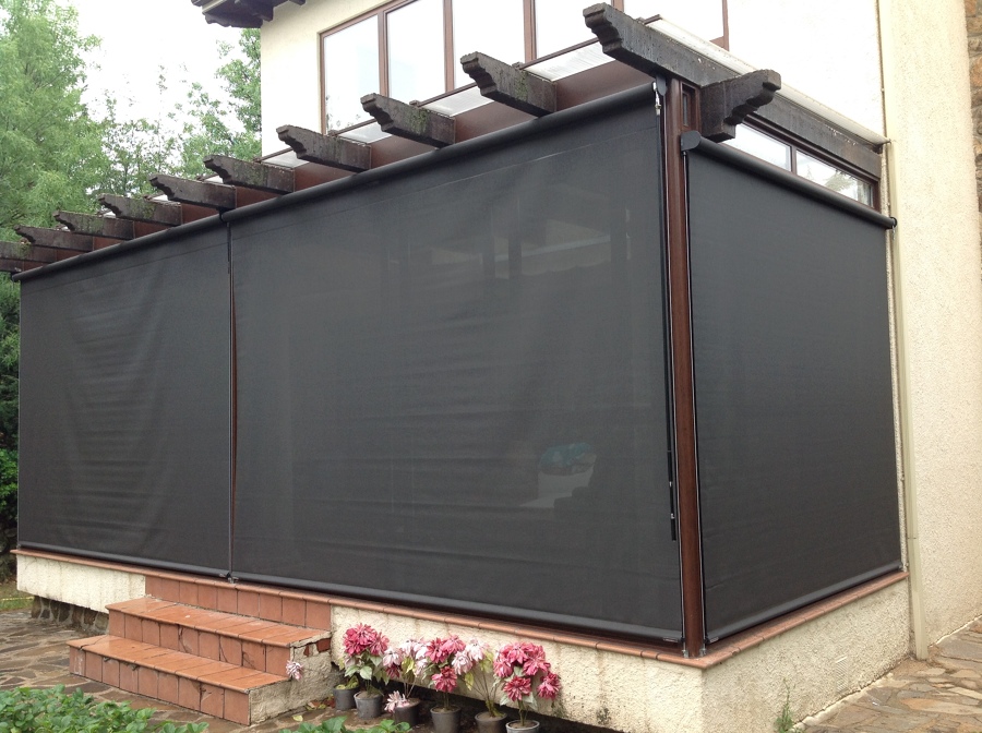 Cortinas enrollables exteriores guiadas con cable de acero 