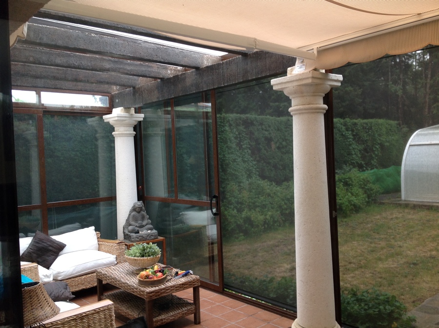 Cortinas enrollables exteriores guiadas con cable de acero 