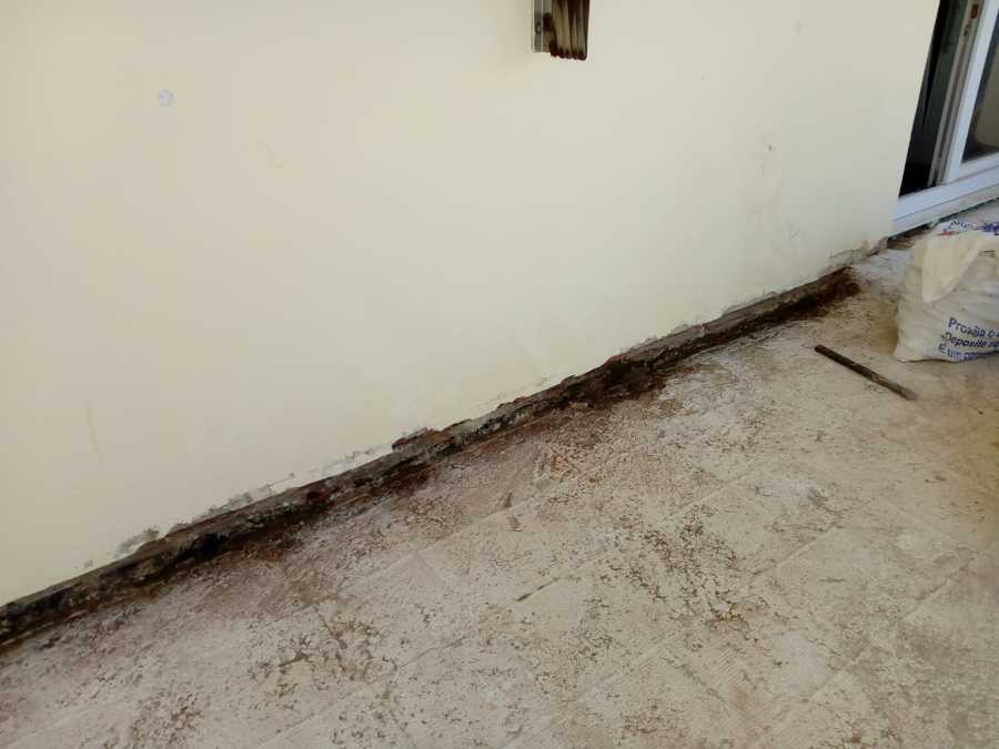 Creación de zócalo perimetral de 25 cm altura x 8 cm interior