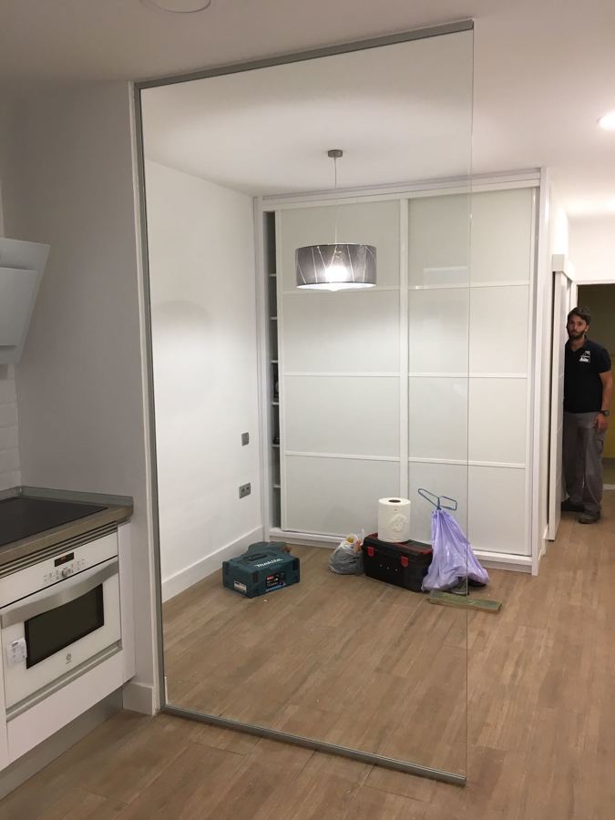 CRISTAL DIVISORIO ENTRE COCINA Y HABITACION