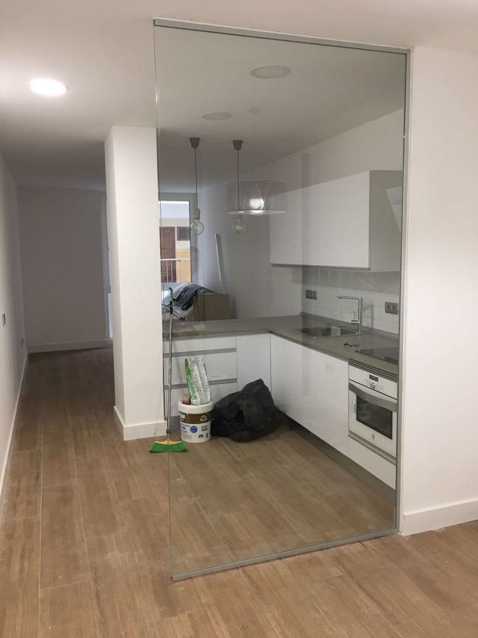 CRISTAL DIVISORIO ENTRE COCINA Y HABITACION