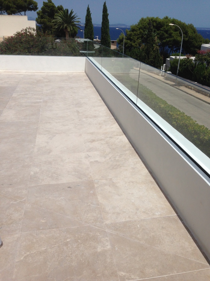 CRISTAL Y MURO EXTERIOR.