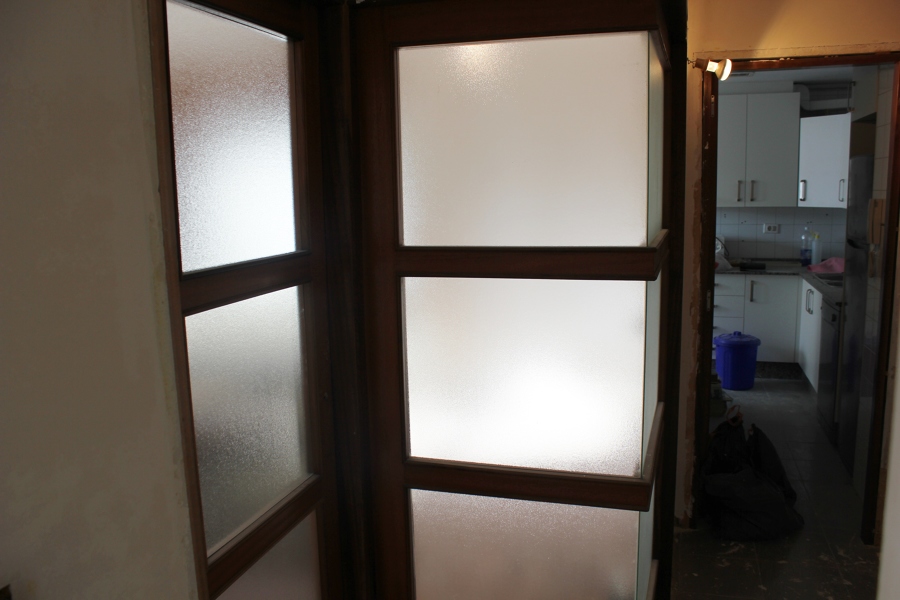 Cristalera con puerta al salón