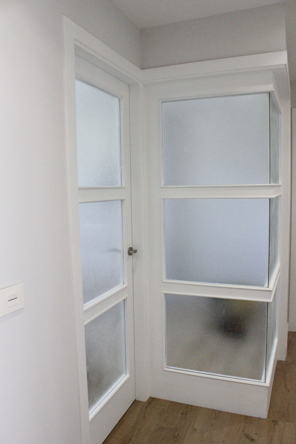 Cristalera con puerta al salón