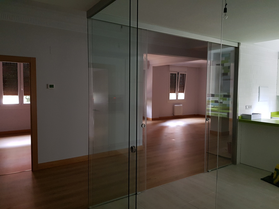 Cristaleras y vista del salón