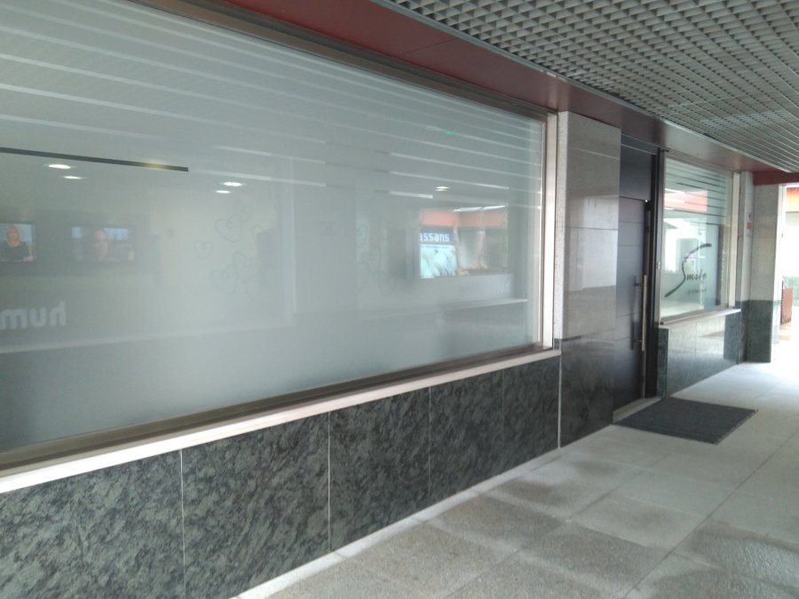 Cristales resistentes al calor y de seguridad , marmol verde y puerta de madera