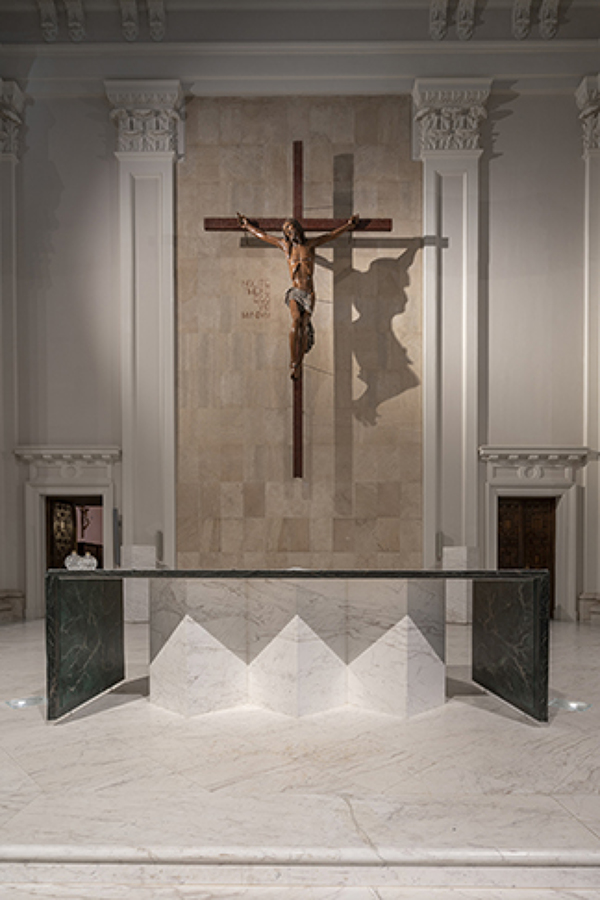 Cristo saliente 51cm y nuevo altar de mármol blanco