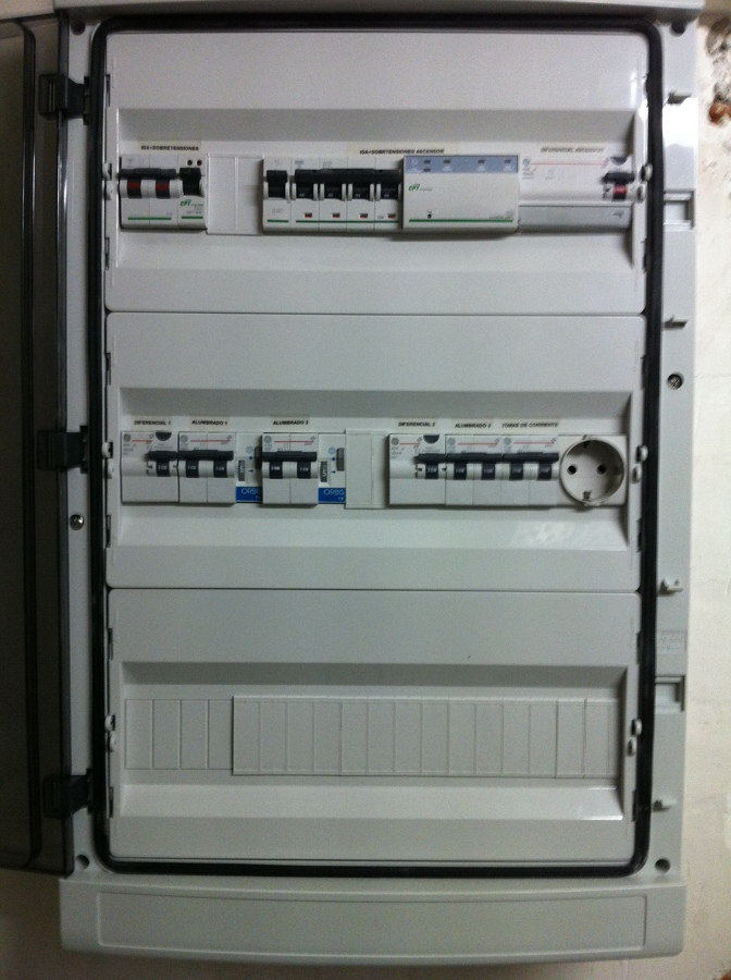 cuadro con protecciones de S. C. y Ascensor