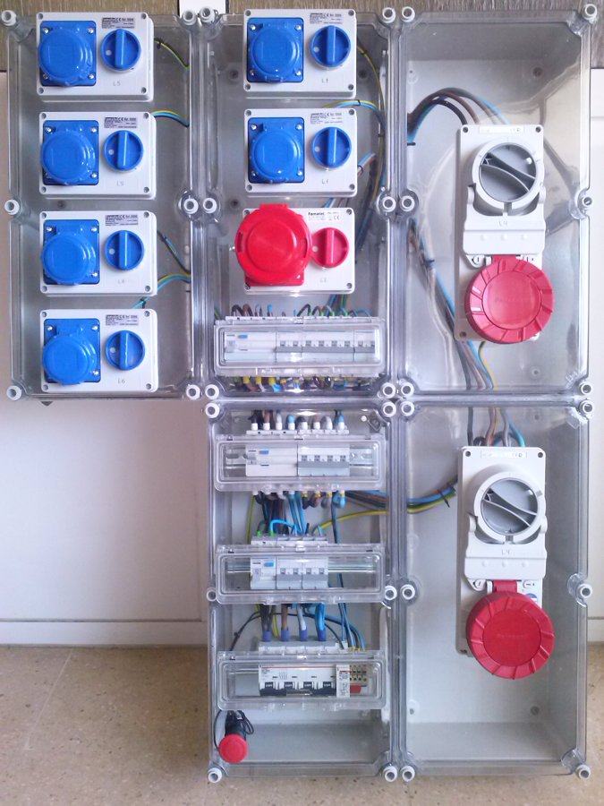 Cuadro de enchufes a medida, personalizado según las características necesitadas por cliente.