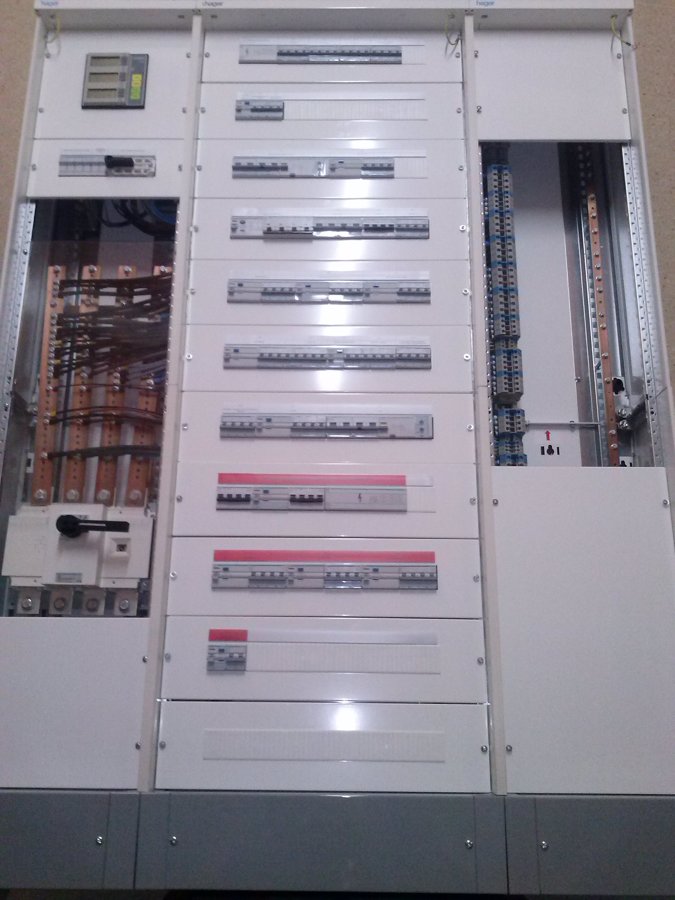 Cuadro distribución sin algunas tapas para ver detalles de distribución y conexión.