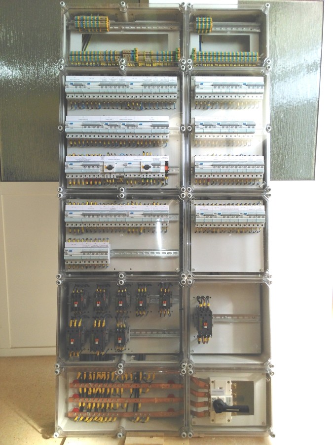 Cuadro en cajas de doble aislamiento, según características y necesidades requeridas por el cliente.