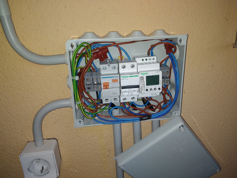 Cuadro temporizado para iluminación de jardín