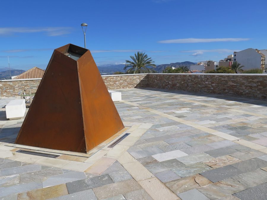 Cuarcita Orient Oro CUPA STONE en el pavimento de la Estación de Alhaurín el Grande (Málaga)