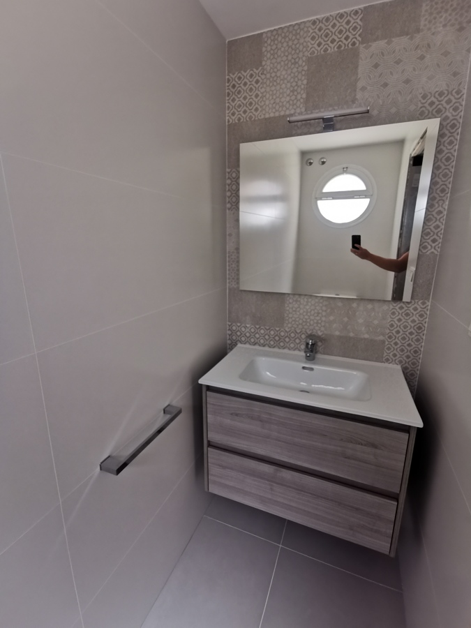 Cuarto de aseo nuevo