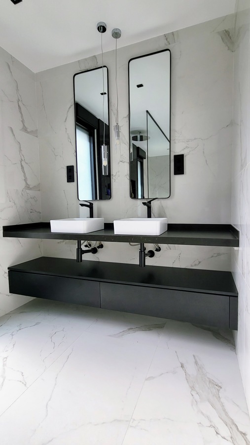 CUARTO DE BAÑO BLANCO Y NEGRO