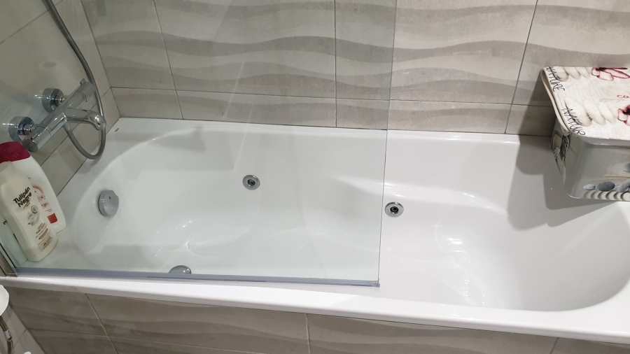 Cuarto de baño con bañera hidromasaje