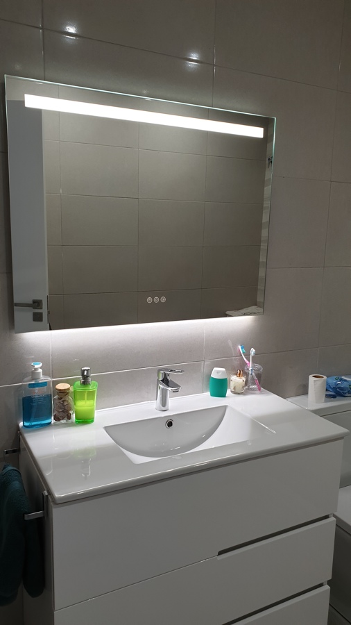 Cuarto de baño con espejo retro iluminado y mueble