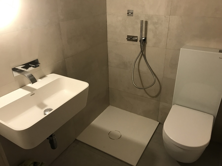CUARTO DE BAÑO CON ULTIMO MODELO DE SANITARIOS Y GRIDERIA